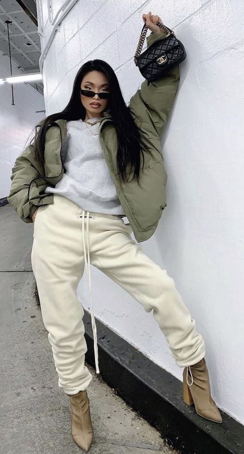 Cream Sweatpants Outfit, White Joggers Outfit, Jenny Lin, Joggers Outfit Women, Collage Outfits, Cream Hoodie, White Joggers, Sweatpants Outfit, Joggers Outfit