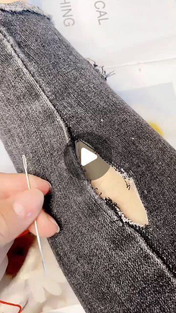 Artist Hacks, Denim Hacks, Diy Spring Crafts, Hacks Lifehacks, Denim Repair, 5 Min Crafts, Stitch Clothes, Repair Clothes, Diy Clothes Life Hacks