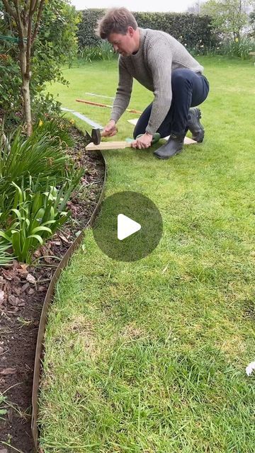 Edging For Garden Borders, Garden Bed Edge, Small Grass Garden, Garden Boarder Edging, Metal Border Edging, Grass Barrier Edging, Edge Of Yard Landscaping Ideas, Everedge Lawn Edging, Lawn Divider Ideas