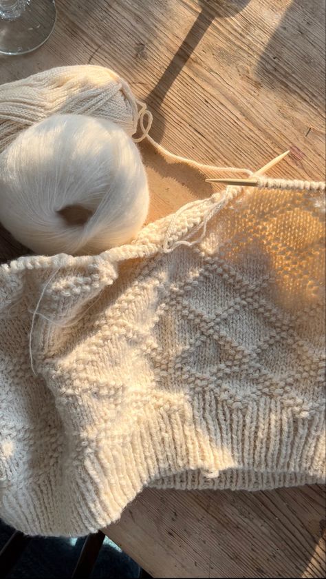 Grandma Knitting, Fall Girl, Aesthetic Knitting, Diy Textiles, Coffee Shop Aesthetic, Crochet Knit Stitches, Knitting Aesthetic, Aesthetic White, Diy Fashion Clothing