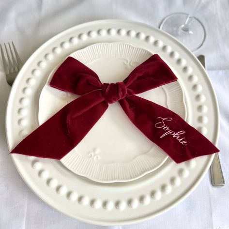 Napkin Decoration Ideas Christmas, Bows Christmas Decor, Bow Name Cards, Bow Table Setting, Christmas Party Tablescapes, Red And White Table Decorations, White Red Christmas Decor, Velvet Christmas Decor, Christmas Decor Ribbon