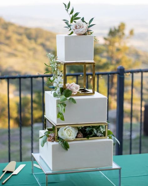 Simple, clean, classy and elegant separated cake square cake. Wedding Cake With Separated Tiers, Simple Wedding Cake Square, Square Wedding Cakes Elegant, Square Wedding Cakes Simple, 3 Teir Wedding Cake, Wedding Cake Minimalist, Square Cake Design, Square Wedding Cake, Square Cake Stand