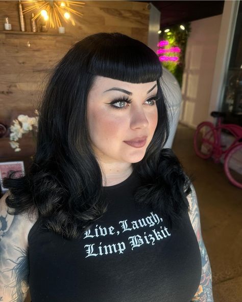 Bettie Bangs Short Hair, Bangs Goth, Bettie Bangs, Betty Bangs, Goth Pinup, Future Aesthetic, Hair Doo, Bangs Ponytail, Blue Black Hair