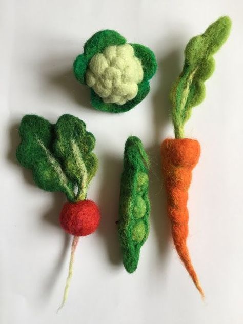 Emma Herian // Sew Recycled: needle felted vegetables - wear what you eat! Felted Vegetables, Diy Laine, Needle Felted Fox, Felt Fruit, Felt Craft Projects, Needle Felting Diy, Needle Felted Christmas, Felted Wool Crafts, Needle Felting Tutorials