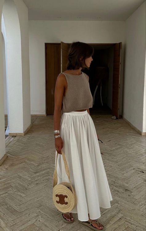 White Skirt Outfit Summer Classy, Maxi Linen Skirt Outfit, White Poplin Skirt, White Poplin Skirt Outfit, Scandinavian Fashion Summer 2024, White Cotton Skirt Outfit, Long Linen Skirt Outfit, Summer Copenhagen Style, Big Skirt Outfit