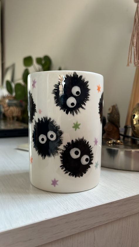 Painting Clay Mug Ideas, Soot Sprite Pottery Painting, Soot Sprite Ceramic, Ponyo Bowl Pottery, Hand Painted Cups Ideas, Soot Sprite Pottery, Hand Painted Mugs Diy, Pottery Mugs Painting Ideas, Pokémon Pottery