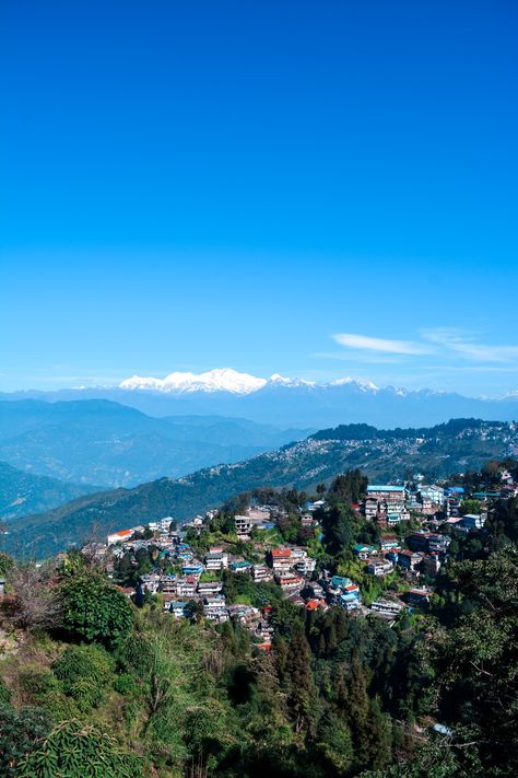 View of Kanchenjunga from Darjeeling #Kanchenjunga #Darjeeling Mirik Darjeeling Photography, Darjeeling Aesthetic Photos, Sikkim Aesthetic, Darjeeling Aesthetic, Darjeeling Photography, Darjeeling Travel, Indian Places, Cool Live Wallpapers, India Tourist