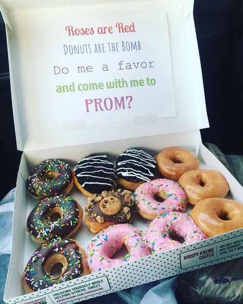 Best Prom Proposals, Prom Invites, Cute Promposals, Prom Pictures Group, Promposal Ideas, Funny Prom, Prom Posters, Proposal Candles, Cute Prom Proposals