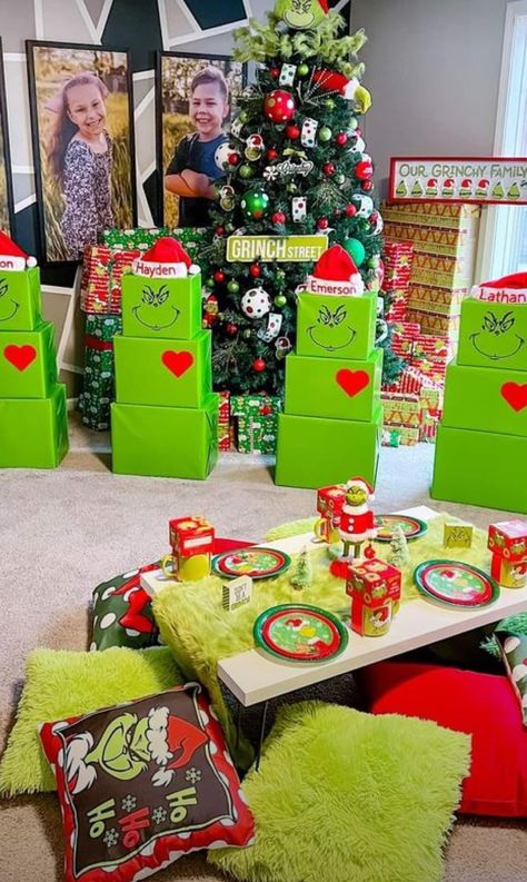 Grinch Christmas Movie Night, Grinch Christmas Living Room, Grinch Living Room Decor, Grinch Themed Christmas, Themed Movie Night, Christmas Picnic, Fun Family Christmas Games, Grinch Decor, Christmas Gift Themes