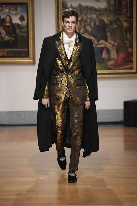 Dolce & Gabbana Alta Sartoria Channels Regal Booksmart Style with Pre-Fall '20 Collection Funky Formal, Gold Tuxedo, Royal Clothes, Men's Tuxedo, High Fashion Men, Diy Denim, Tuxedo For Men, Streetwear Men, Mens Fashion Suits