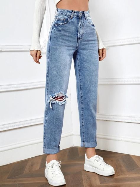 Mons Jeans, Ripped Mom Jeans Outfit, Kids Fashion Wear, Cute Ripped Jeans, Mom Fit Jeans, Ripped Jeans Women, Outfits Con Jeans, Jeans Outfit Women, Ripped Mom Jeans