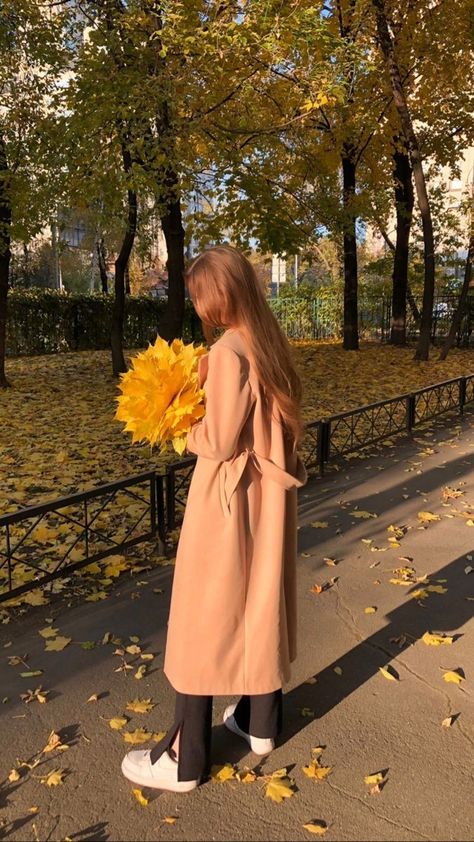 Autumn Poses Photo Ideas, Autumn Photo Ideas Instagram, Fall Poses For Instagram, Coat Poses, Autumn Photo Ideas, Noor Khan, Autumn Photography Portrait, Autumn Instagram, Pic Pose