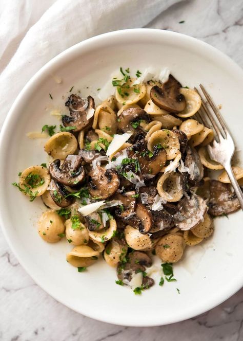 A spectacular way to use mushrooms - in this tasty, juicy Mushroom pasta made the classic Italian way. 15 minute dinner! http://www.recipetineats.com 15 Minute Dinners, Mushroom Recipes Pasta, Recipetin Eats, Easy Pasta Dishes, Pasta Pasta, Mushroom Pasta, Tasty Pasta, Pasta Noodles, Easy Pasta