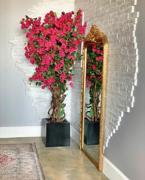 Decor With Mirrors, Hanging Flower Decor, Esthetician Room Decor, Salon Suites Decor, Store Design Boutique, Home Decor Aesthetic, Beauty Room Decor, Aesthetic Home Decor, Garden Pest Control