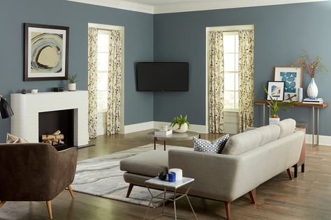 Tv In Corner, Tv In Corner Of Living Room, Living Room Corner Decor, Tv Above Fireplace, Tv Placement, Ruang Tv, Furnitur Ruang Keluarga, Living Room Arrangements, Corner Tv