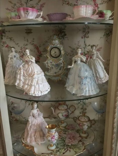 Pink Antique Aesthetic, Frugal Decorating Ideas, Aesthetic Tea Set, Grandmacore House, Coquette House, Shabby Chic Aesthetic, Era Victoria, Decoration Shabby, Living In London