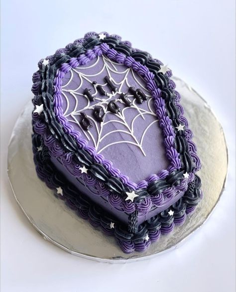 Halloween Coffin Cake, Coffin Cake, Gothic Birthday Cakes, Goth Cakes, Hay Bale Art, Pasteles Halloween, Gothic Cake, Buttercream Piping, Spooky Cake