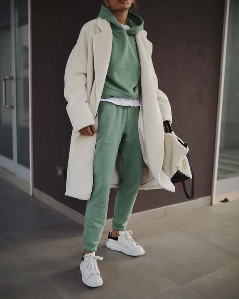 Weekend attire 🦖 // #ootd #minimal #basics @shopthecurated Sporty Outfits For Work, Sweatpants Outfits Winter, Sweatsuit Outfit, Casual Sporty Outfits, Cute Sweatpants Outfit, Comfy Outfits Winter, Tracksuit Outfit, Sweatpants Outfit, White Coat