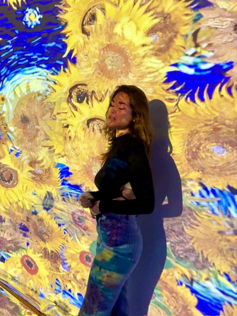 girl with eyes closed, behind van gogh art projected The Van Gogh Experience, Outfits For Van Gogh Museum, Immersive Van Gogh Exhibit, Starry Night Exhibition, Van Gogh Outfit Ideas, Van Gogh Picture Ideas, Van Gogh Immersive Experience Outfit, Van Gogh 360 Exhibition, Van Gogh Photo Ideas