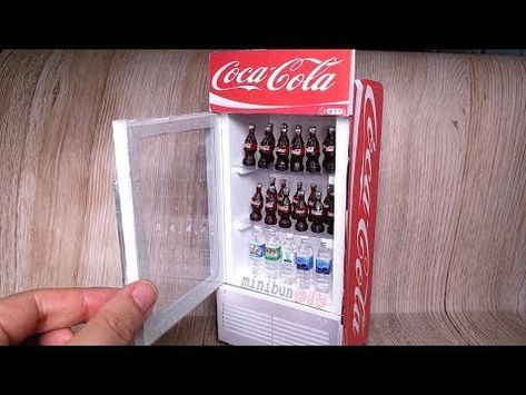 DIY miniature coke refrigerator Drinks Fridge, Coca Cola Drink, Fridge Cooler, Retro Fridge, Barbie Dolls Diy, Doll Diy Crafts, Barbie Diy, Miniatures Tutorials, Miniature Diy