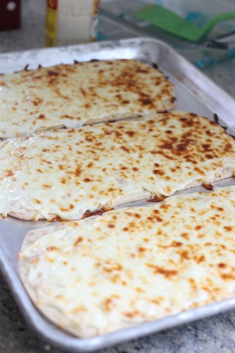 Three Ingredient White Pizza Flatbread Easy White Pizza, Pizza Flatbread, Appetizers For A Crowd, White Pizza, Appetizer Ideas, Chicken Gravy, Flatbread Pizza, Lunch Recipes Healthy, Easy Lunch