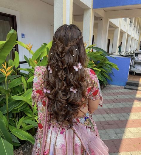 Hair Do For Lehenga, Hair Styles For Haldi, Mehendi Hair Styles, Engagement Bride Hairstyles, Hairstyles For Wedding Function, Lehenga Hair Styles, Bridal Hairstyles Reception, Hair Styles With Lehenga, Hairstyles With Lehengas