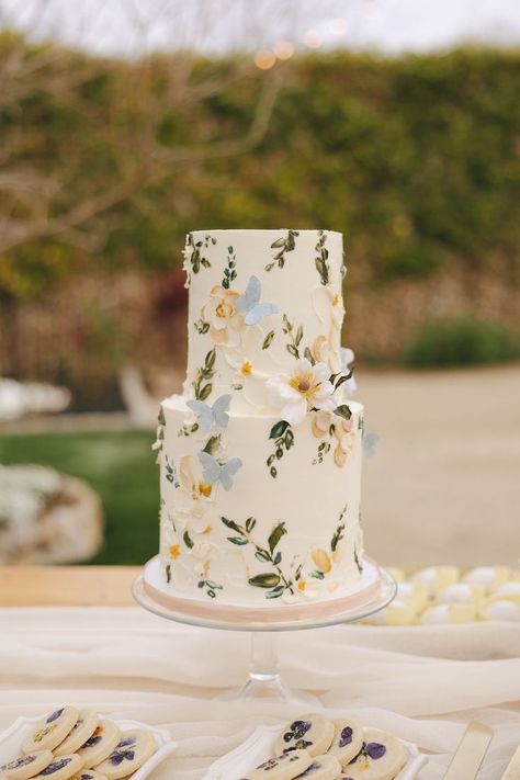 Wedding Cake Minimalist, River Garden, Painted Wedding Cake, Garden Wedding Cake, Berlin Photography, Floral Wedding Cake, Wedding Cake Recipe, Romantic Garden Wedding, Cream Wedding