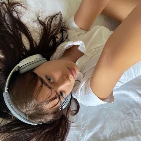 luna hale Wearing Headphones, Foto Ideas Instagram, Insta Posts, Instagram Inspo, Selfie Poses, Insta Photo Ideas, Photo Instagram, Instagram Foto, Photo Dump