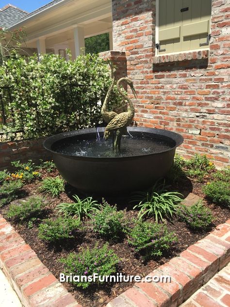 French Fountains, Garage Guest House, Garden Layout Vegetable, Fountains Backyard, Front Garden Landscape, Backyard Water Feature, Lawn And Landscape, Water Features In The Garden, Garden Fountain