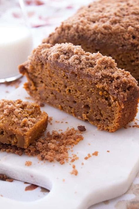 Pumpkin Loaf Cake with Streusel Topping Pumpkin Coffee Cake, Pumpkin Streusel, Cheesecake Oreo, Streusel Coffee Cake, Pumpkin Loaf, Pumpkin Coffee Cakes, Pumpkin Dishes, Pumpkin Desserts, Fall Desserts Easy