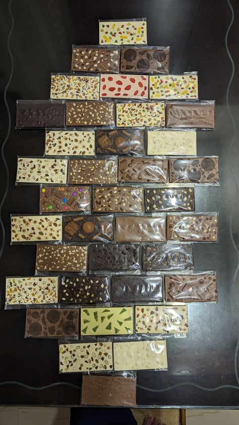 Gourmet Chocolate Bars, Hamper Packing, Candy Crush Cakes, Cafe Board, Mousse Recipes Easy, Chocolate Decor, Custom Chocolate Bars, Chocolate Bar Design, Chocolate Bar Recipe