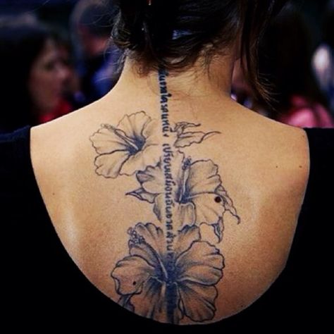 In love. Floral Spine Tattoo, Girl Spine Tattoos, Hibiscus Flower Tattoos, Flower Spine Tattoos, Hibiscus Tattoo, Girl Back Tattoos, Tattoo Back, Flower Tattoo Back, Tattoo Script