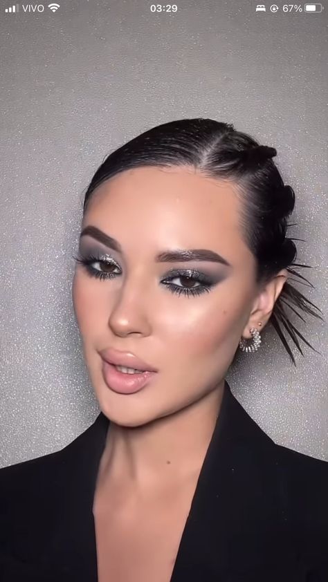 Black And Grey Makeup Looks, Grey Outfit Makeup Looks, Grey Dress Makeup Ideas, Makeup For Grey Outfit, Makeup With Grey Dress, Eye Makeup Grey, Gray Eyeshadow Looks, Grey Eyeshadow Looks, Makeup For Grey Dress