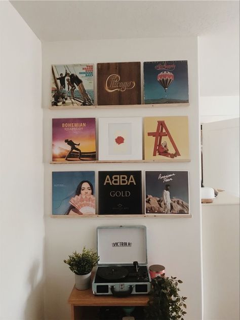 Record Shelves, Paint Wall Decor, Record Wall Decor, Record Decor, Home Bar Ideas, Music Bedroom, Vinyl Room, Vinyl Record Display, Record Room