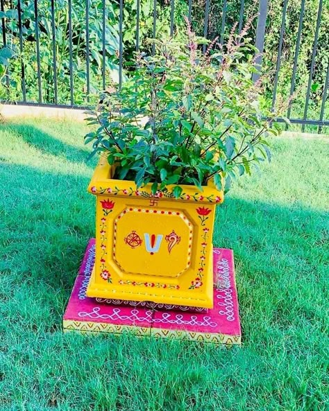 Tulasi Madam Ideas, Tulsi Pot Design Painting, Tulsi Pot Painting Ideas, Tulasi Pot Design, Tulasi Kota Designs, Tulasi Pot Designs Painting, Saraswati Puja Decoration, Thulasi Madam, Shiva Bhagwan