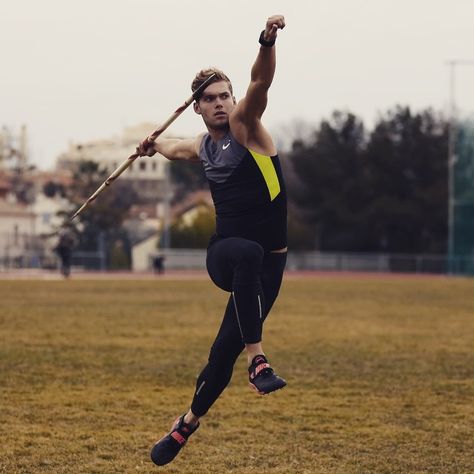 Kévin Mayer javelin throw Throwing Pose, Men Posing, Gesture Drawing Poses, Javelin Throw, Action Pose Reference, Poses Drawing, Shot Put, Action Pose, Anatomy Poses