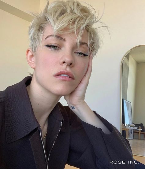 Influencer Brittenelle Fredericks Favorite Tattoos Beauty Interview Rose Inc – Rose Inc. Brittenelle Fredericks, Kristen Stewart Hair, Short Platinum Blonde Hair, Short Blonde Pixie, She Go, Short White Hair, White Hair Color, Android Robot, Blonde Pixie Hair