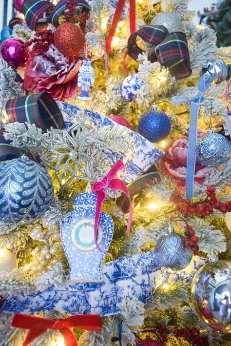 Experience the Joy of a Grand Millennial Christmas: Blue, Red, and Pink Chinoiserie Tree Perfection New England Christmas Tree, Grand Millennial Christmas, Chinoiserie Tree, Christmas Tree Tartan, Millennial Christmas, Chinoiserie Chic Decor, New England Christmas, Green Christmas Decorations, Red Chinoiserie