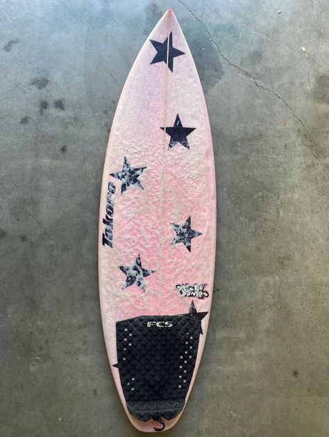 Hot Pink Surfboard, Skim Board Designs, Cute Surfboard Designs, Custom Surfboard Design, Cute Surfboards, Pretty Surfboard, Surf Boards Aesthetic, Long Board Designs, Surf Board Aesthetic