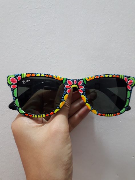 Painting On Sunglasses, Hand Painted Sunglasses, Sunglass Painting, Painted Sunglasses, Rickshaw Art, Fabric Paint Shirt, Homemade Bookmarks, Paint Shirt, Glasses Art