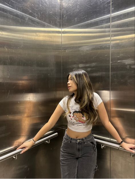 Instagram Mall Picture Ideas, Mall Ig Pics, Photoshoot Ideas At Mall, Lift Picture Instagram, Elevator Instagram Picture, Street Pics Ideas, Aesthetic Mall Pic Ideas, Stairwell Instagram Pictures, Lift Poses Ideas