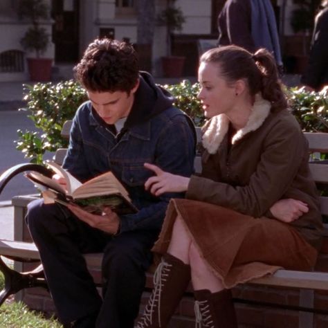 TV Addict💋💓🌸💞💅🏼🛍🎀 on Instagram: “A compilation of Jess and Rory reading 📖 [Gilmore girls, 2000-2007]” Gilmore Girls Jess, Rory And Jess, Team Logan, Jess Mariano, Lorelai Gilmore, Rory Gilmore, Reading Books, Damon Salvatore