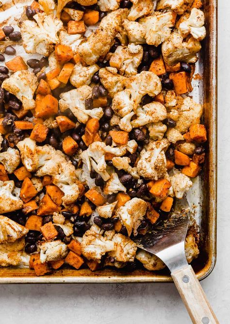 These roasted sweet potato and cauliflower quinoa bowls are packed with healthy vegetables and the quinoa superfood to give you a delicious vegetarian and vegan dinner option the entire family will love! Plant based eating can be easy and delicious. Sweet Potato Cauliflower, Cauliflower Quinoa, Quinoa Bowls, Orange Sweet Potatoes, Vegan Plant Based, Vegetarian Meal Prep, Roasted Sweet Potato, Calorie Meals, Vegan Cauliflower