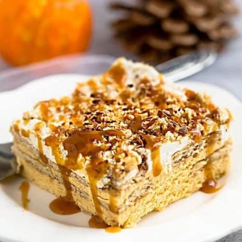 No Bake Pumpkin Icebox Cake makes the perfect make ahead fall dessert. Best of all, takes just minutes to whip up and full of cozy fall flavors! Made with layers of graham crackers and pumpkin cream cheese mousse. A delicious dessert for holiday parties and get togethers and much easier to bring than a pumpkin pie. Pumpkin Icebox Cake, Quick Fall Desserts, Easy Fall Desserts, Ice Box Cake, Fall Dessert Recipes Easy, Seasonal Desserts, Fall Desserts Easy, Make Ahead Desserts, Pumpkin Cream Cheeses