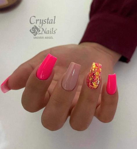 Sumner Nails, Neon Coral Nails, Coral Nails With Design, Pink Glitter Nails, Coral Nails, Glittery Nails, Simple Gel Nails, Casual Nails, Nails Pink