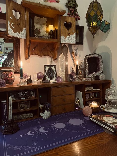 Witchy desk setup Home Witch Aesthetic, Witchcraft Furniture, Witches Altar Setup, Witchy Desk Setup, Whimsigoth Desk, Witchcraft Altar Ideas, Witch Altar Aesthetic, Witch House Aesthetic, Witchy Rooms