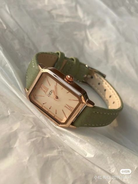 Watch Vintage Women, Cool Watches Women, Green Watches Women, Vintage Watches Women Classy, Aesthetic Watches For Women, Feminine Watches, Women Watches Classy Elegant, Watches Aesthetic, Aesthetic Watches