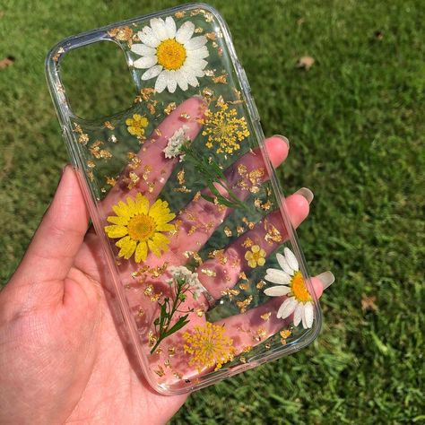 Resin Phone Cover, Bling Phone Cases Diy, Carcase Iphone, Diy Resin Phone Case, Resin Phone Case, Clock Making, Seni Resin, Daisy Phone Case, Case Resin