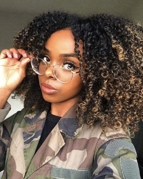 Black Hair With Brown Highlights, Black Hair With Blonde Highlights, Natural Hair Highlights, Partial Highlights, Dyed Curly Hair, Highlights Curly Hair, Blonde Tips, Black Hair With Highlights, Colored Curly Hair