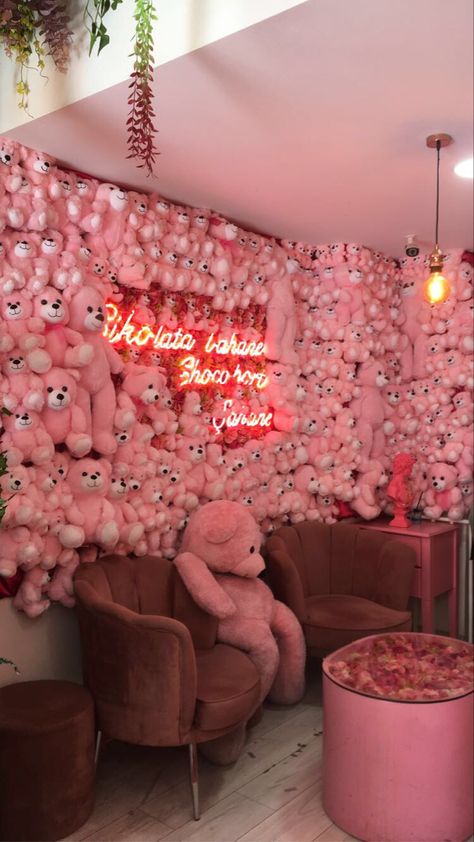 Peer Space Ideas, Teddy Bear Birthday Theme, Teddy Bear Wall, Mean Girls Party, Salon Business Plan, Selfie Wall, Diy Photo Backdrop, Photo Room, Cute Diy Room Decor